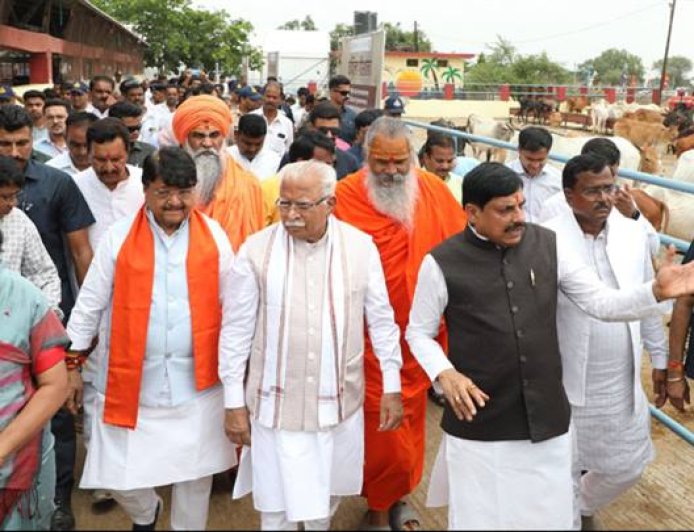 मुख्यमंत्री डॉ. मोहन यादव एवं केंद्रीय आवासन एवं शहरी कार्य मंत्री श्री मनोहर लाल ने उज्जैन में कपिला गोशाला का निरीक्षण किया।