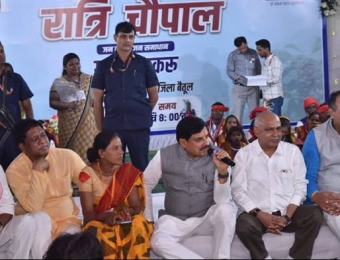 मुख्यमंत्री डॉ. यादव ने हिल स्टेशन कुकरू में लगाई रात्रि चौपाल, ग्रामीणों से किया आत्मीय संवाद
