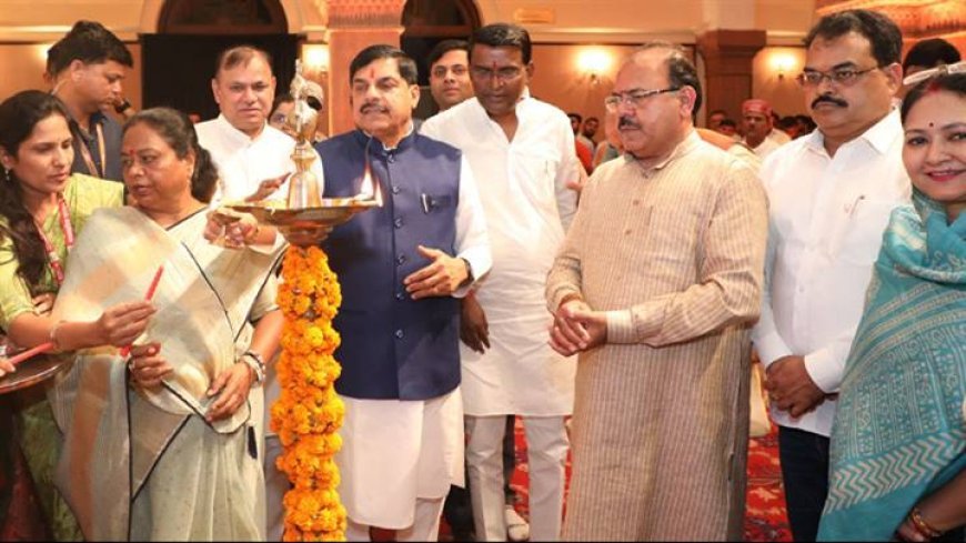 मुख्यमंत्री डॉ. मोहन यादव ने विश्व पर्यावरण दिवस पर कुशाभाऊ ठाकरे  सभागार में राज्य स्तरीय समारोह  "एक पेड़ माँ के नाम 2.0" अभियान का दीप प्रज्वलित कर  शुभारंभ किया।