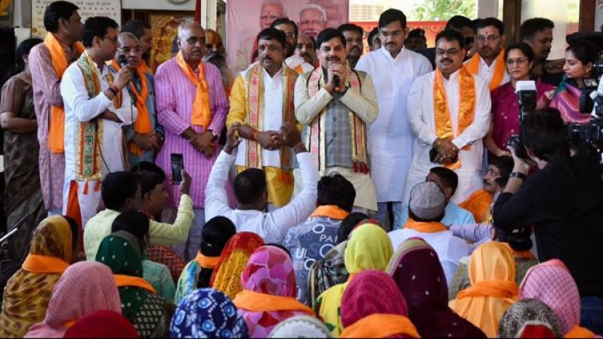 मुख्यमंत्री डॉ. मोहन यादव  बुधवार को प्रधानमंत्री श्री नरेन्द मोदी के राष्ट्रीय सेवा के 12 वर्ष पूर्ण होने पर गुफा मंदिर, लालघाटी में  आयोजित हनुमान चालीसा और प्रार्थना कार्यक्रम में सम्मिलित हुए।