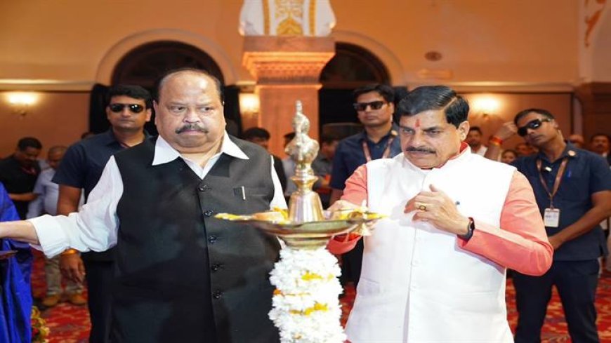 मुख्यमंत्री डॉ. मोहन यादव ने रविवार को कुशाभाऊ ठाकरे इंटरनेशनल कन्वेंशन सेंटर में एमएसएमई निवेश प्रोत्साहन एवं संवर्धन 2026 कार्यक्रम का दीप प्रज्ज्वलित कर शुभारंभ किया।