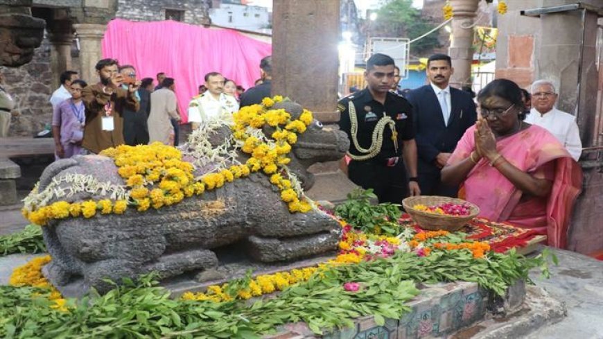 राष्ट्रपति श्रीमती मुर्मु ने ओंकारेश्वर तीर्थ और ज्योतिर्लिंग ममलेश्वर के दर्शन कर किया अभिषेक