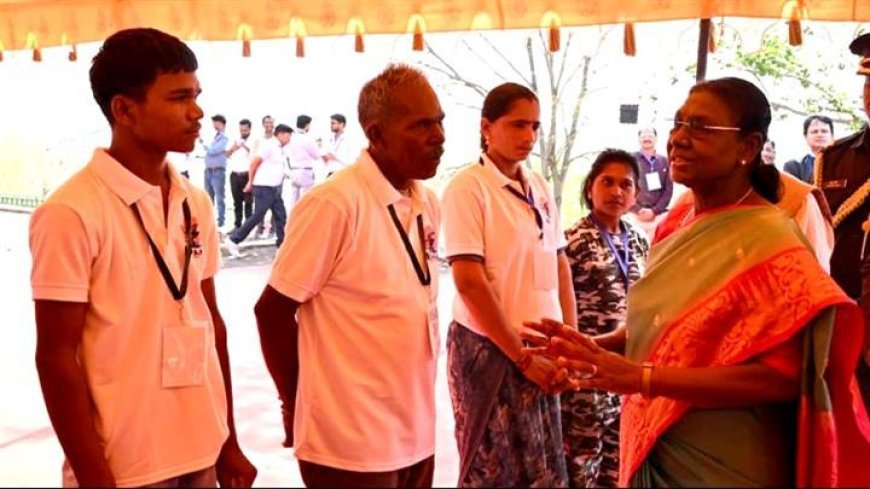 राष्ट्रपति श्रीमती मुर्मु ने चीता मित्रों से किया संवाद और चीता संरक्षण की ली जानकारी