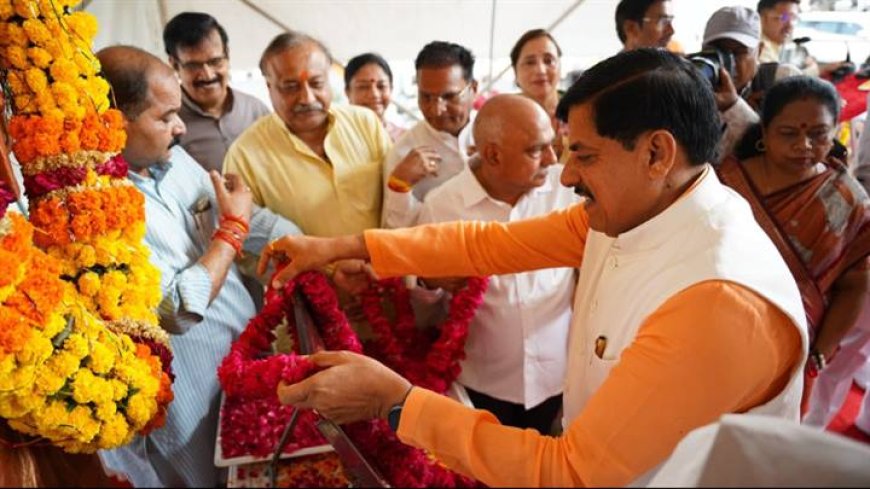 मुख्यमंत्री डॉ. यादव ने डॉ. श्यामा प्रसाद मुखर्जी के बलिदान दिवस पर उनकी प्रतिमा पर पुष्पांजलि अर्पित कर श्रद्धांजलि दी