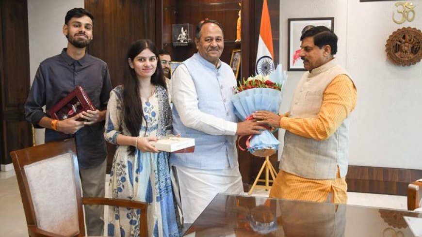 मुख्यमंत्री डॉ. मोहन यादव ने मध्यप्रदेश जन अभियान परिषद के उपाध्यक्ष श्री मोहन नागर को पद्म पुरस्कार से सम्मानित होने पर आज मंत्रालय में बधाई दी।