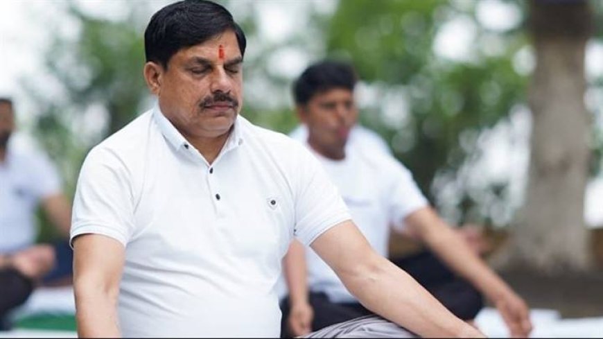 मुख्यमंत्री डॉ. मोहन यादव ने बैतूल के कुकरू हिल स्टेशन पर रविवार सुबह सामुहिक योगाभ्यास किया।