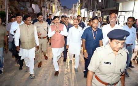 मुख्यमंत्री डॉ. यादव ने शहर का भ्रमण दो पहिया वाहन और पैदल चल कर किया