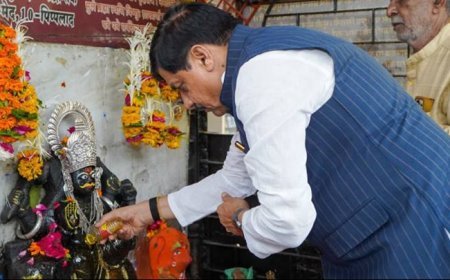 मुख्यमंत्री डॉ. मोहन यादव ने उज्जैन के शास्त्री नगर स्थित शनि मंदिर में पूजा अर्चना की।
