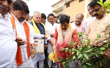 मुख्यमंत्री डॉ. मोहन यादव ने इंदौर में बीएसएफ परिसर में पौध-रोपण किया।
