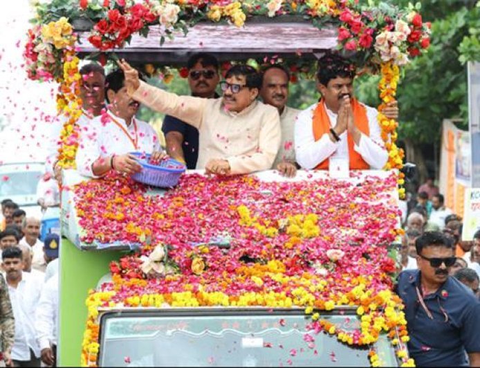 मुख्यमंत्री डॉ. मोहन यादव ने शाजापुर के कालापीपल में रोड शो कर जनता का अभिवादन किया।