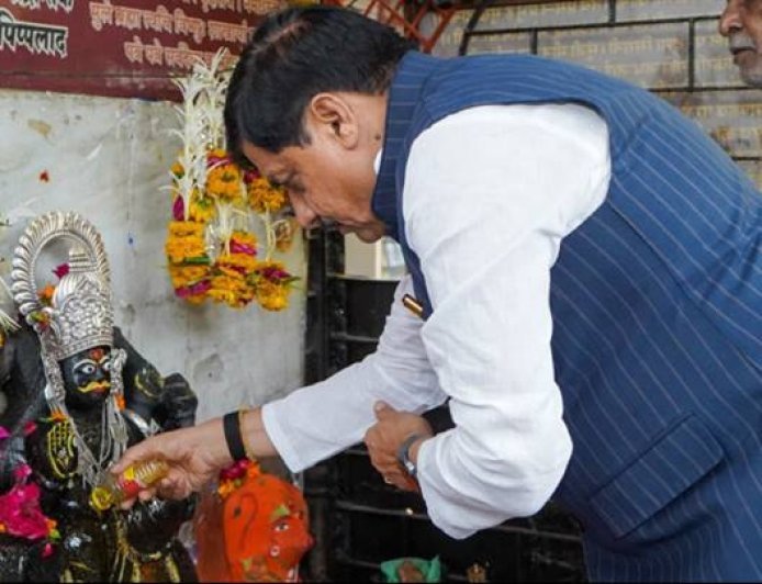 मुख्यमंत्री डॉ. मोहन यादव ने उज्जैन के शास्त्री नगर स्थित शनि मंदिर में पूजा अर्चना की।