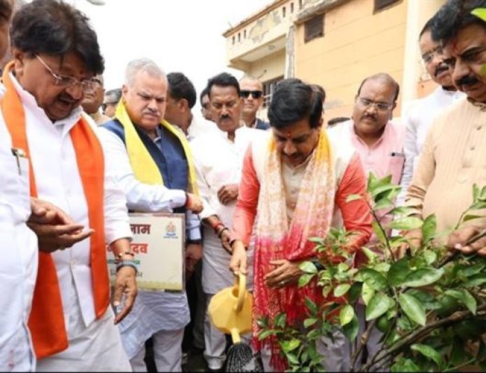 मुख्यमंत्री डॉ. मोहन यादव ने इंदौर में बीएसएफ परिसर में पौध-रोपण किया।