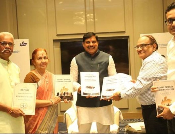 मुख्यमंत्री डॉ. यादव को समान नागरिक संहिता का 3 खंड का फाइनल प्रतिवेदन सौंपा