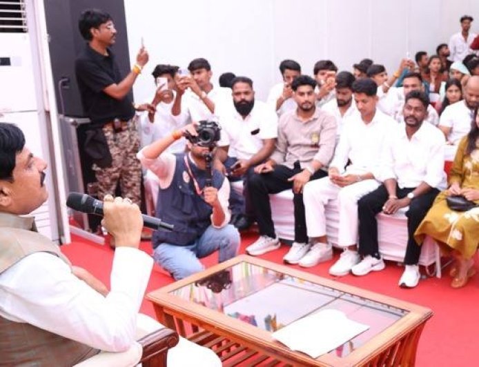 मुख्यमंत्री डॉ. यादव ने इंदौर में सोशल मीडिया इन्फ्लुएंसर्स के साथ किया आत्मीय व प्रेरक संवाद