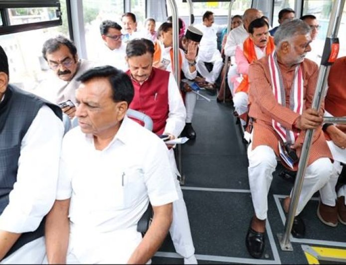 मुख्यमंत्री डॉ. यादव, मंत्रीगण सहित ई-बस से पहुंचे जगदीशपुर