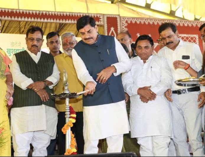 मुख्यमंत्री डॉ. मोहन यादव ने खंडवा में बलराम कृषि महोत्सव का दीप प्रज्ज्वलित कर शुभारंभ किया ।