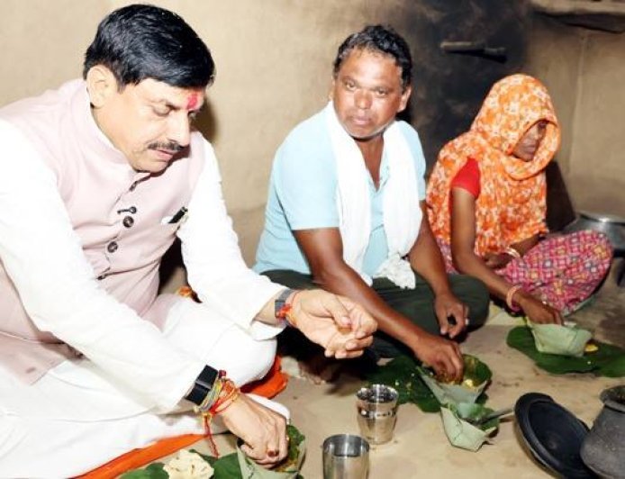 मुख्यमंत्री डॉ. यादव ने जनजातीय परिवार के घर किया भोजन