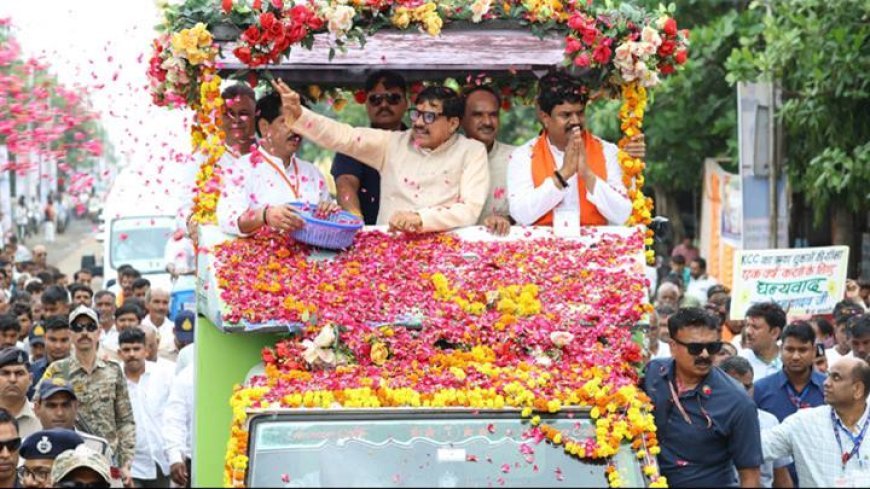 मुख्यमंत्री डॉ. मोहन यादव ने शाजापुर के कालापीपल में रोड शो कर जनता का अभिवादन किया।