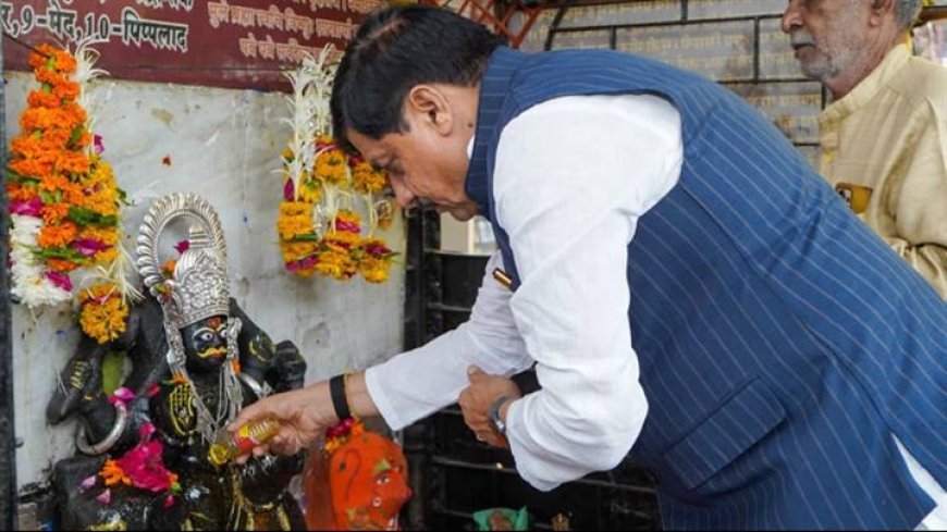 मुख्यमंत्री डॉ. मोहन यादव ने उज्जैन के शास्त्री नगर स्थित शनि मंदिर में पूजा अर्चना की।