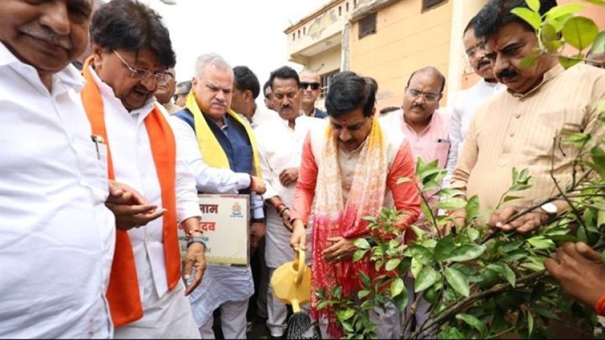 मुख्यमंत्री डॉ. मोहन यादव ने इंदौर में बीएसएफ परिसर में पौध-रोपण किया।