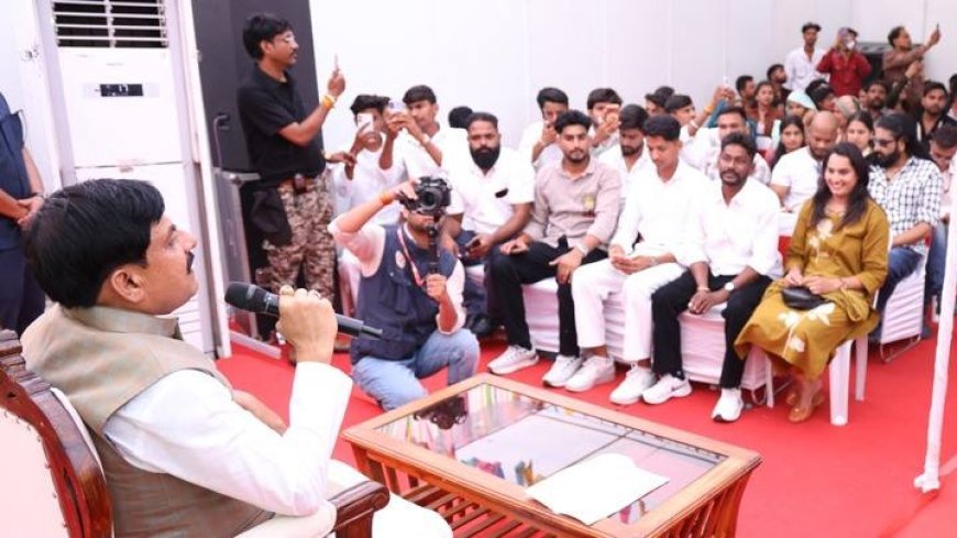 मुख्यमंत्री डॉ. यादव ने इंदौर में सोशल मीडिया इन्फ्लुएंसर्स के साथ किया आत्मीय व प्रेरक संवाद