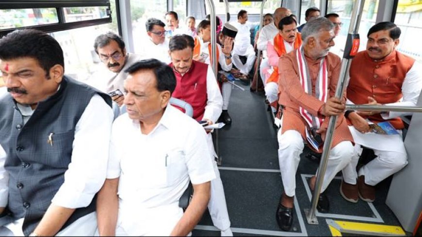 मुख्यमंत्री डॉ. मोहन यादव जगदीशपुर में होने वाली मंत्रि-परिषद की बैठक में शामिल होने मुख्यमंत्री निवास से मंत्रीगण के साथ ई-बस से रवाना हुए।