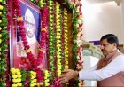 मुख्यमंत्री डॉ. मोहन यादव ने रविवार को मप्र विधानसभा के सेन्ट्रल हाल में प्रदेश के प्रथम मुख्यमंत्री पं. रविशंकर शुक्ल की जयंती पर उनके चित्र पर पुष्पांजलि अर्पित कर श्रद्धांजलि दी।