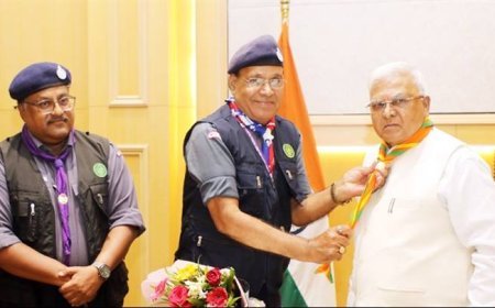 राज्यपाल श्री पटेल ने स्काउट्स एवं गाइड स्कार्फ धारण किया