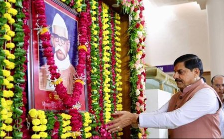 मुख्यमंत्री डॉ. मोहन यादव ने रविवार को मप्र विधानसभा के सेन्ट्रल हाल में प्रदेश के प्रथम मुख्यमंत्री पं. रविशंकर शुक्ल की जयंती पर उनके चित्र पर पुष्पांजलि अर्पित कर श्रद्धांजलि दी।