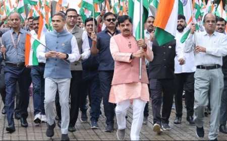 मुख्यमंत्री डॉ.मोहन यादव हर घर तिरंगा अभियान - तिरंगा यात्रा का शुभारंभ करने मुख्यमंत्री निवास  से तिरंगा लहराकर टी टी नगर स्टेडियम पहुँचे।