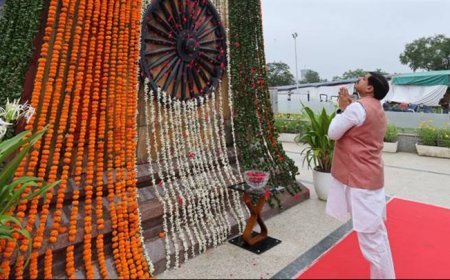मुख्यमंत्री डॉ. मोहन यादव ने शौर्य स्मारक स्थित भारत माता की प्रतिमा पर पुष्प अर्पित कर नमन किया।