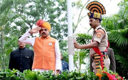 स्वतंत्रता दिवस के पावन पर्व पर मुख्यमंत्री डॉ. मोहन यादव ने मुख्यमंत्री निवास में ध्वजारोहण कर सलामी ली।