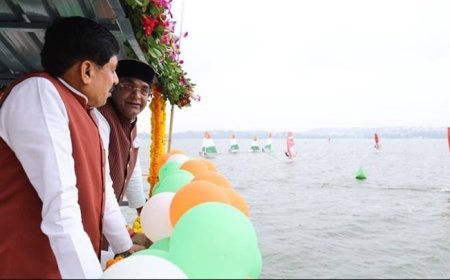 मुख्यमंत्री डॉ. मोहन यादव ने रविवार को बोट क्लब परिसर में तीसरी राजा भोज मल्टीक्लास सेलिंग चैंपियनशिप के समापन समारोह के दौरान बोट्स का मुआयना किया।