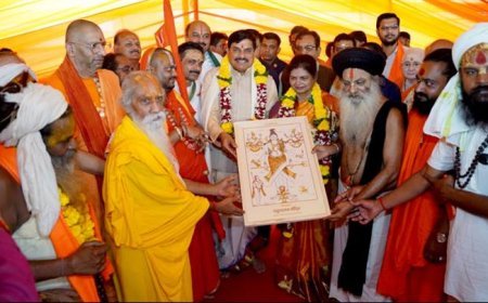 मुख्यमंत्री डॉ.मोहन यादव को ओंकारेश्वर में पंचायतन मंदिर निर्माण के लिए शिलान्यास पर सभी संतो पंचायतन मंदिर संबंधित पुस्तिका भेंट की।