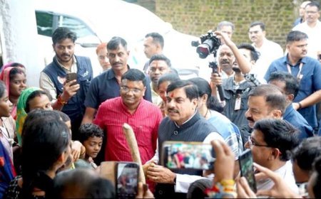 मुख्यमंत्री डॉ. यादव ने कोरका बोन्दारी क्षेत्र में वाहन रुकवाकर किया बच्चों और महिलाओं से आत्मीय संवाद