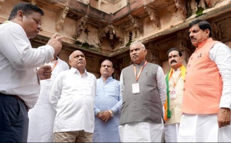 मुख्यमंत्री डॉ. मोहन यादव ने ओरछा स्थित ऐतिहासिक जहाँगीर महल में चल रहे निर्माण एवं संरक्षण कार्यों का निरीक्षण कर प्रगति का अवलोकन किया।