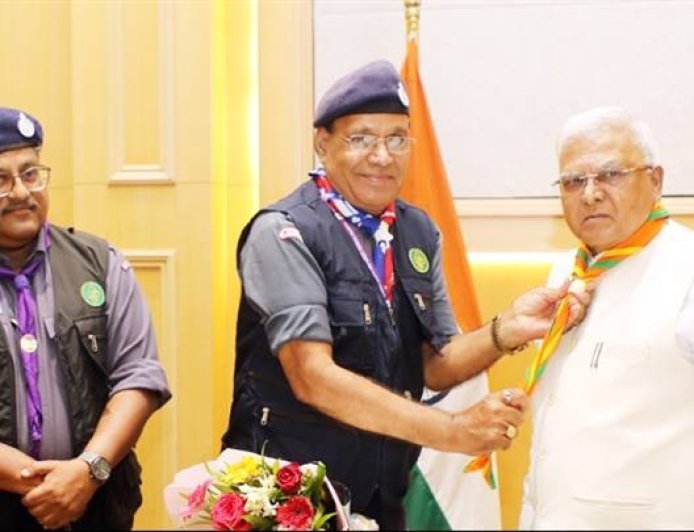 राज्यपाल श्री पटेल ने स्काउट्स एवं गाइड स्कार्फ धारण किया