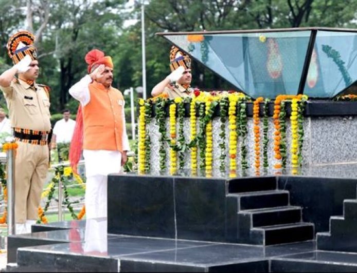 मुख्यमंत्री डॉ. यादव ने शौर्य स्मारक में किया शहीदों को नमन