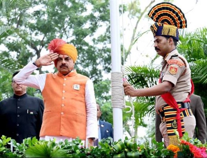 स्वतंत्रता दिवस के पावन पर्व पर मुख्यमंत्री डॉ. मोहन यादव ने मुख्यमंत्री निवास में ध्वजारोहण कर सलामी ली।