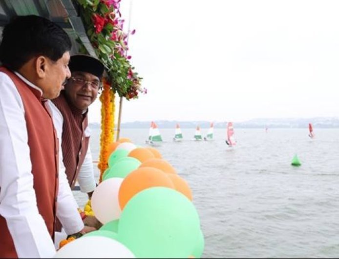 मुख्यमंत्री डॉ. मोहन यादव ने रविवार को बोट क्लब परिसर में तीसरी राजा भोज मल्टीक्लास सेलिंग चैंपियनशिप के समापन समारोह के दौरान बोट्स का मुआयना किया।