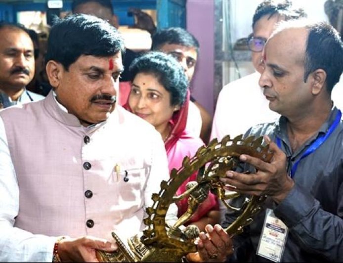 मुख्यमंत्री डॉ. यादव पीतल शिल्पकार के घर पहुंचे