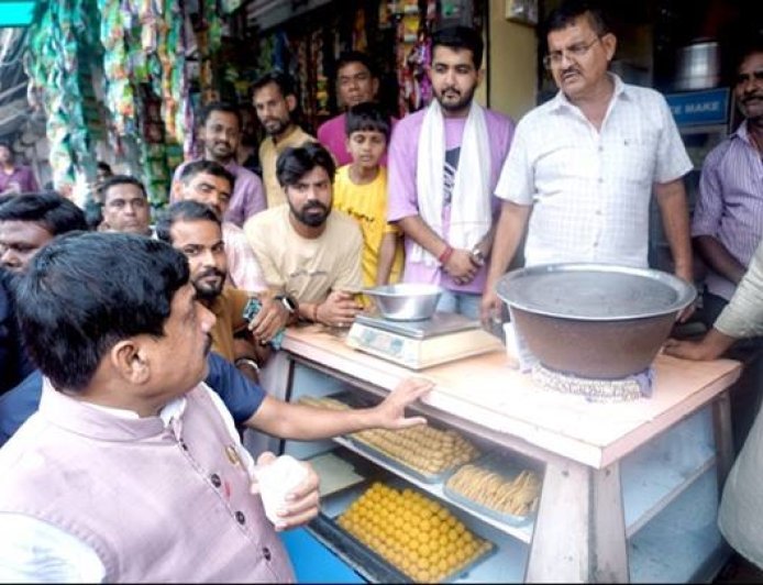 मुख्यमंत्री डॉ. यादव ने टीकमगढ़ में की नागरिकों और लघु व्यवसायियों से की चर्चा