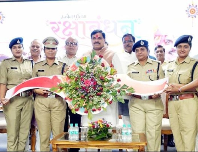 मुख्यमंत्री डॉ. यादव ने बहनों से बंधवाया रक्षा सूत्र