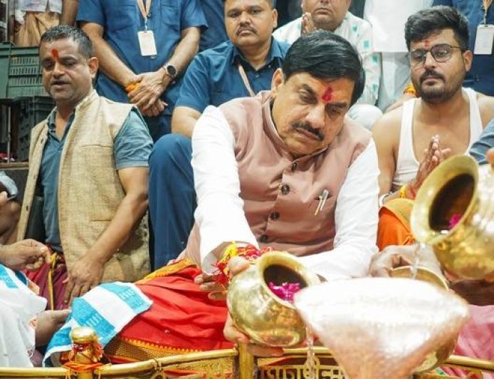 मुख्यमंत्री डॉ. यादव ने श्री अंगारेश्वर महादेव का किया पंचामृत अभिषेक