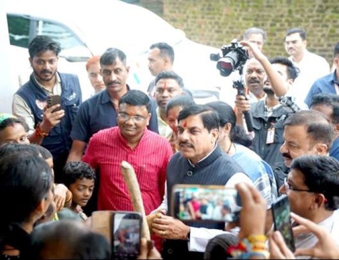 मुख्यमंत्री डॉ. यादव ने कोरका बोन्दारी क्षेत्र में वाहन रुकवाकर किया बच्चों और महिलाओं से आत्मीय संवाद
