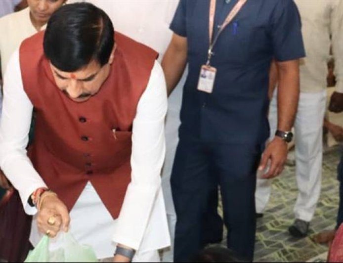 मुख्यमंत्री डॉ.मोहन यादव ने चित्रकूट विकास प्राधिकरण स्थित आश्रय स्थल में बाढ़ पीड़ितों को राहत सामग्री वितरित की।