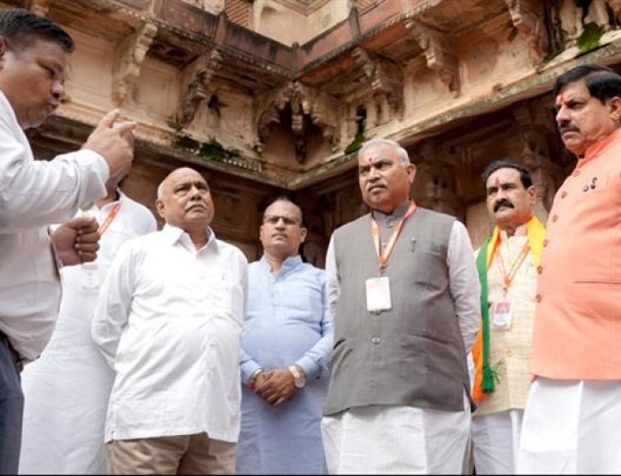 मुख्यमंत्री डॉ. मोहन यादव ने ओरछा स्थित ऐतिहासिक जहाँगीर महल में चल रहे निर्माण एवं संरक्षण कार्यों का निरीक्षण कर प्रगति का अवलोकन किया।