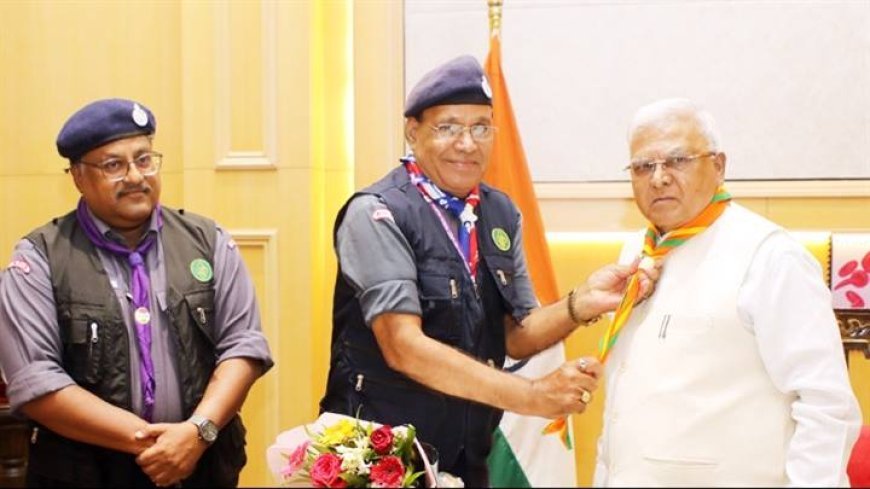 राज्यपाल श्री पटेल ने स्काउट्स एवं गाइड स्कार्फ धारण किया