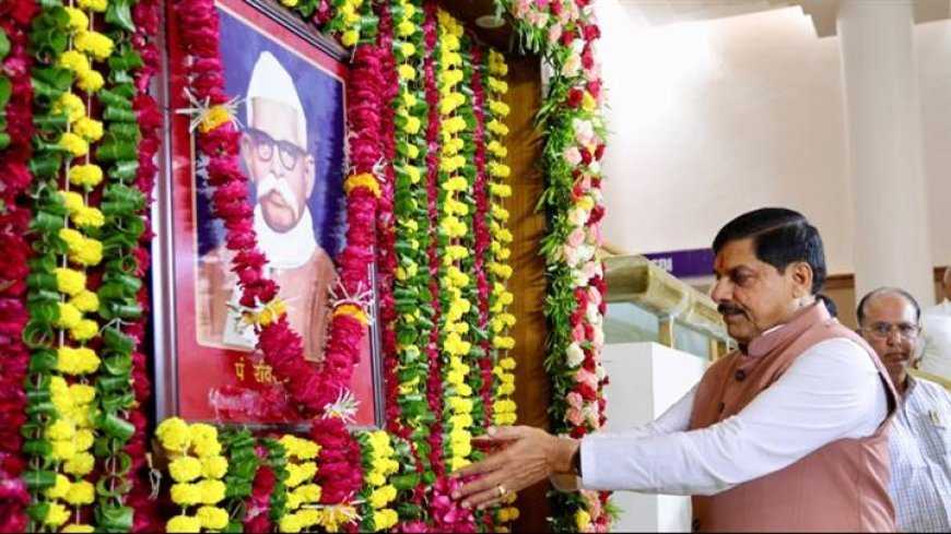मुख्यमंत्री डॉ. मोहन यादव ने रविवार को मप्र विधानसभा के सेन्ट्रल हाल में प्रदेश के प्रथम मुख्यमंत्री पं. रविशंकर शुक्ल की जयंती पर उनके चित्र पर पुष्पांजलि अर्पित कर श्रद्धांजलि दी।