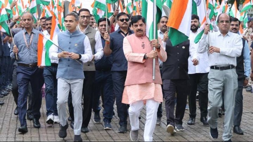 मुख्यमंत्री डॉ.मोहन यादव हर घर तिरंगा अभियान - तिरंगा यात्रा का शुभारंभ करने मुख्यमंत्री निवास  से तिरंगा लहराकर टी टी नगर स्टेडियम पहुँचे।